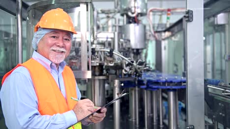 Qualitätskontrolle-in-der-Fabrik.-Hochrangige-chinesische-Qualitätssicherungs-Team-Inspektion-einer-Flüssigkeit-Flasche-Füllmaschine-im-Werk-mit-TQM,-TPM-Methode.-Exzellenz-Fertigungskonzept.