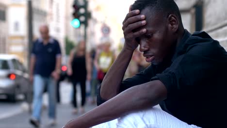 Porträt-von-nachdenklich-verzweifelt-einsame-junge-afrikanische-Mann-auf-der-Straße.-Probleme,-Gedanken