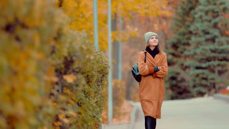 Junge-Mädchen-zu-Fuß-im-Herbst-park