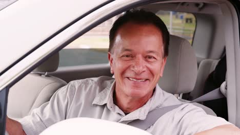 Senior-woman-in-Autofahren-Sitz-Blick-aus-Fenster