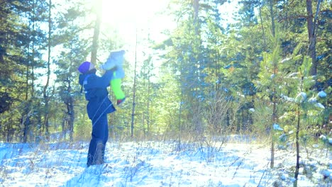 Papa-wirft-Baby.-Klaren-Wintertag