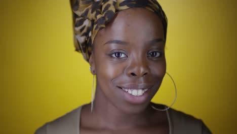 Mujer-negra-alegre-sonrisa-sobre-fondo-amarillo