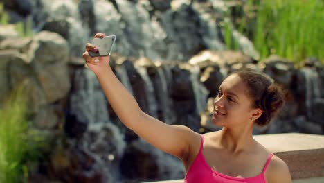 Selfie-Mädchen.-Frau-Selfie-im-Freien.-Mädchen-nehmen-Selfie-im-Park.-Selfie-Frau