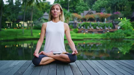 Mujer-practicando-meditación