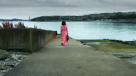 4k-mar-ver-foto-de-una-mujer-caminando-en-el-puerto-de