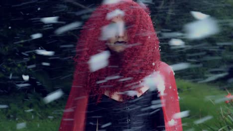 4k-Halloween-Schuss-von-Red-Riding-Hood-posiert-in-Schnee-fällt