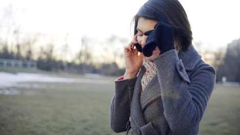 Business-Frau-gehen-und-sprechen-am-Telefon