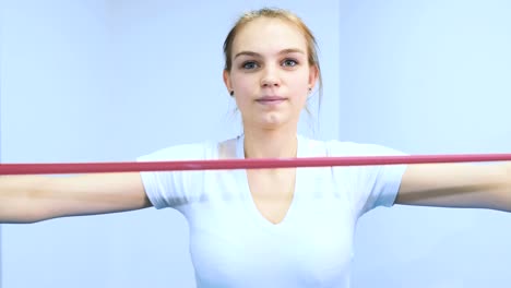 Una-chica-está-entrenando-sus-manos-con-un-vendaje-de-goma