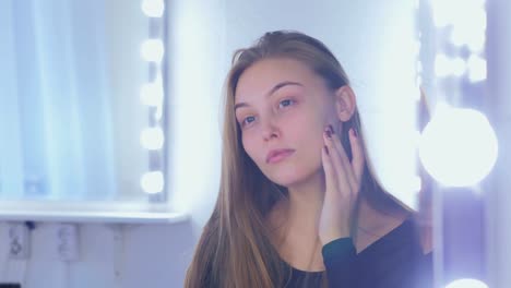 Retrato-de-una-mujer-bonita-sin-maquillaje