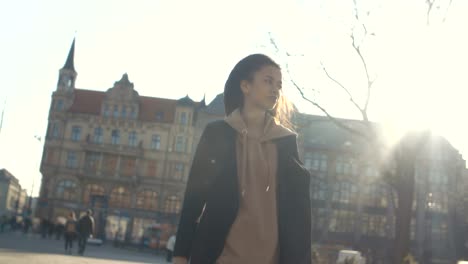 Retrato-de-una-mujer-joven-caminando-en-calles-de-la-ciudad.