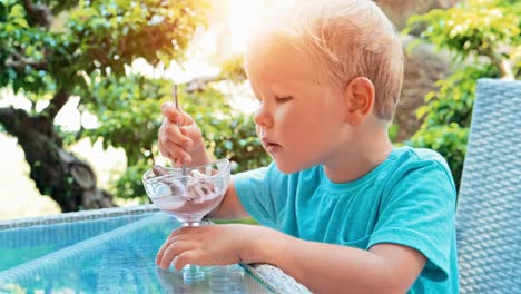 Niño-comiendo-un-helado