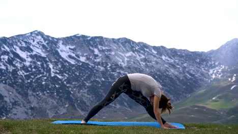 Frau-praktizieren-Yoga-im-freien