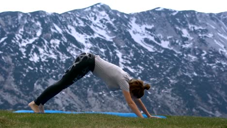 Frau-praktizieren-Yoga-im-freien