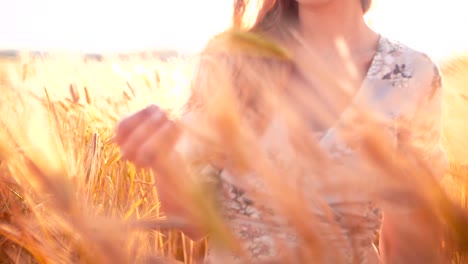 Frau-in-einem-goldenen-Feld-der-Pflanzen-im-Sommer