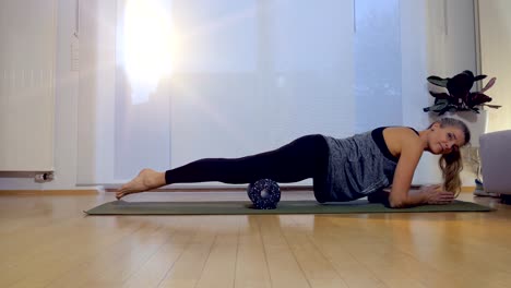 Foam-Roller-Thigh-Exercise-2