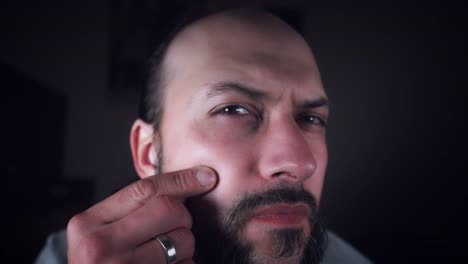 4K-Man-Looking-in-Mirror-and-Squeezing-Pimple