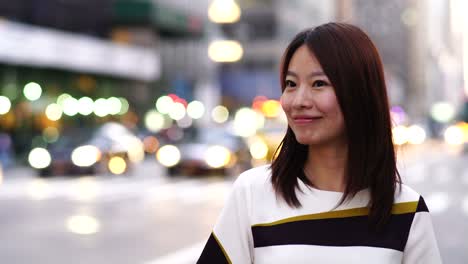 Mujeres-asiáticas-bellas-en-ropa-bonita-en-un-entorno-de-ciudad.-Fondo-de-la-vida-de-la-ciudad.