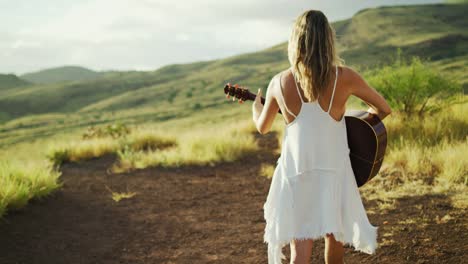 Junge-Frau-spielt-Gitarre