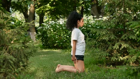 Sport-woman-makes-fitness-exercises-at-the-morning-in-park