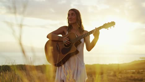 Joven-mujer-tocando-la-guitarra