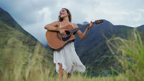 Joven-mujer-tocando-la-guitarra