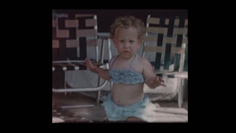 Niedliche-kleine-Mädchen-im-Badeanzug-2-Stück-1961