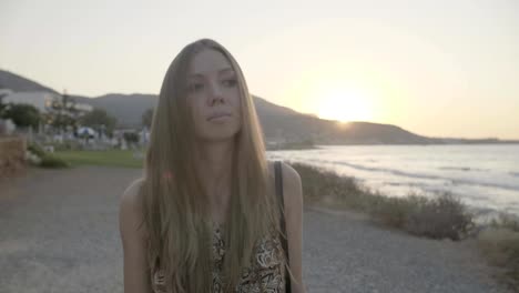 Mujer-en-la-playa-