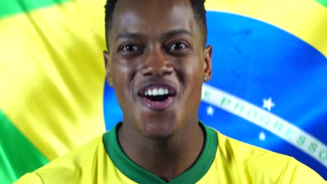 Joven-brasileño-negro-a-hombre-celebrando-con-la-bandera-de-Brasil