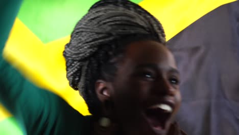 Joven-jamaicano-Black-Woman-celebrando-con-la-bandera-de-Jamaica