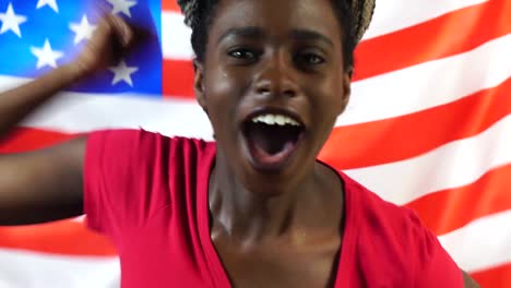 Amerikanischer-junge-schwarze-Frau-feiert-mit-USA-Flagge