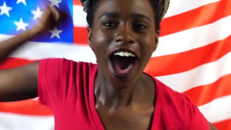 Joven-estadounidense-Black-Woman-celebrando-con-la-bandera-de-Estados-Unidos