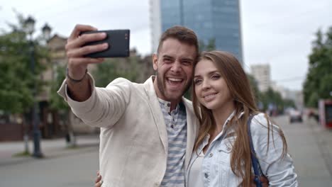 Junges-Liebespaar-sprechen-Selfie-mit-Smartphone