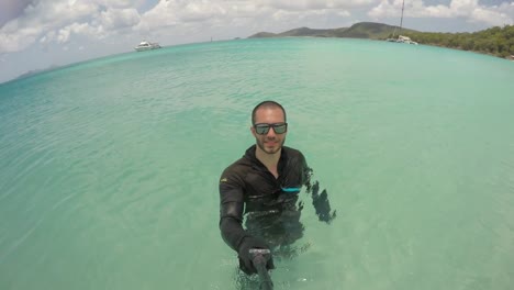 Man-taking-a-selfie-in-Whitsunday,-Australia