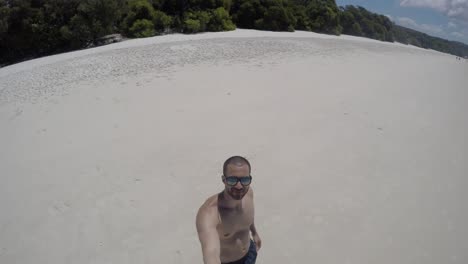 Hombre-tomando-un-selfie-en-Whitsunday,-Australia