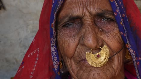 Rajasthani-Frau-in-einem-kleinen-Dorf-in-Indien