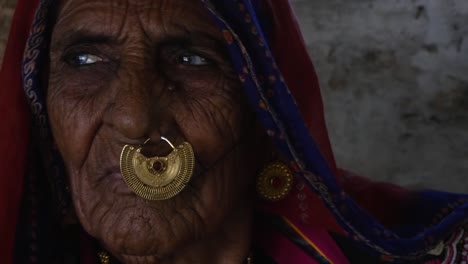 Mujer-de-Rajasthani-en-un-pequeño-pueblo-en-la-India