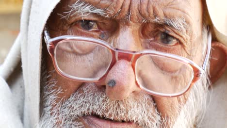 Portrait-of-a-Rajasthani-old-man-at-a-small-village-in-India