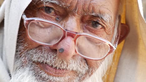 Portrait-of-a-Rajasthani-old-man-at-a-small-village-in-India