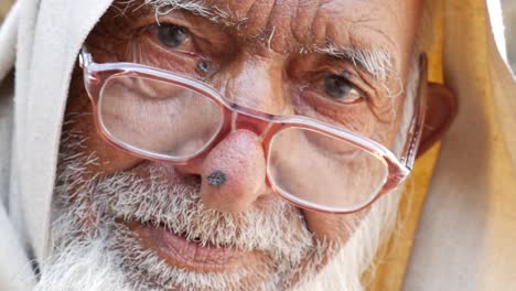 Retrato-de-un-hombre-en-un-pequeño-pueblo-de-la-India-Rajastán