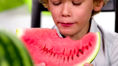 Lustige-locken-junge-isst-Wassermelone