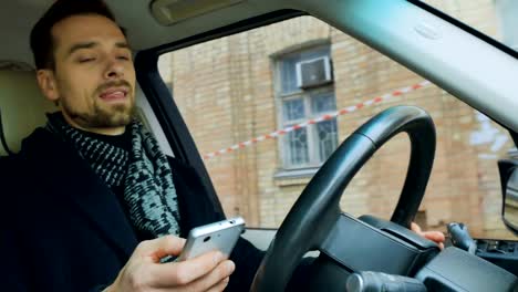 Geschäftsmann,-die-Nachricht-am-Telefon-während-Antriebe-Auto-lesen