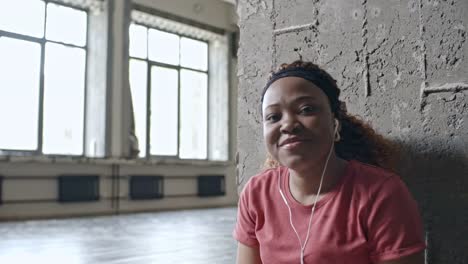 Mujer-en-estudio-de-danza