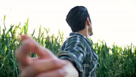 Retrato-de-un-feliz-joven-agricultor-con-verduras-en-una-canasta.-Fondo-de-una-ecología-tractor-y-naturaleza-concepto-biológico,-productos-bio,-bio,-cultivada-por-manos-propias,-vegetarianos,-ensaladas-saludable