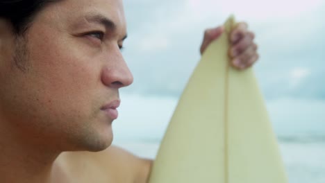 Oberkörper-asiatische-chinesische-männliche-Surfer-am-Strand