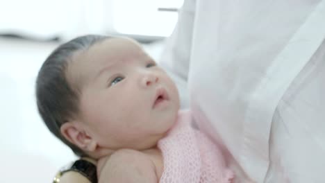 4K-Zeitlupe-asiatischen-neugeborenes-Baby-friedlich-schlafend-auf-der-Brust-der-Mutter