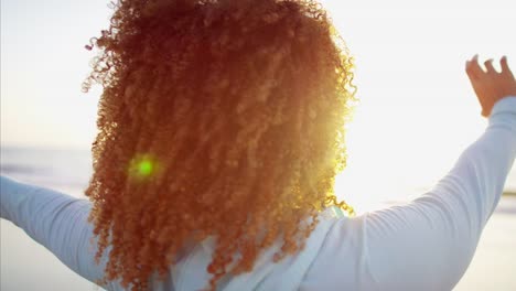 Retrato-de-la-voluptuosa-mujer-afroamericana-en-la-playa