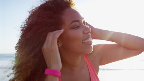 Porträt-des-afroamerikanischen-Frauen-entspannen-am-Strand