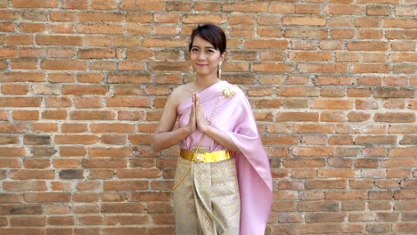 Thai-Frau-in-thai-traditionelle-Kleidung-in-archäologische-Stätte