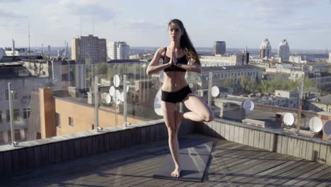 Mujer-en-posición-de-equilibrio-de-Yoga