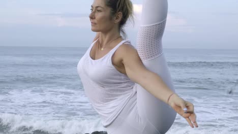 Mujer-haciendo-Pose-de-Yoga-de-ave-del-paraíso